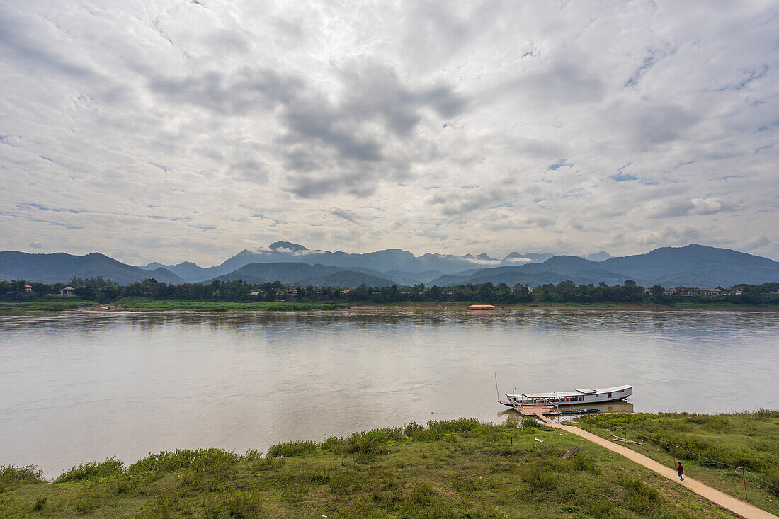 Boot auf dem Mekong vor Bergen, Luang Prabang, Laos, Indochina, Südostasien, Asien