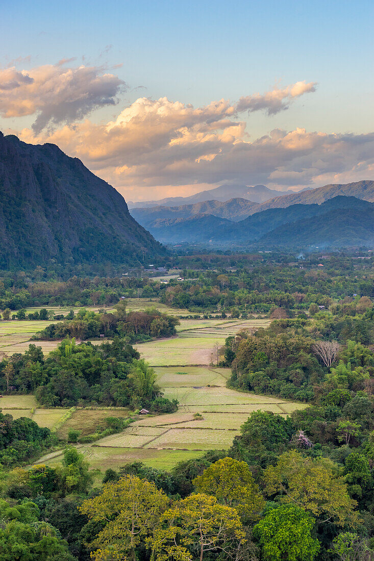 Berglandschaft und Ackerland um Vang Vieng, Laos, Indochina, Südostasien, Asien