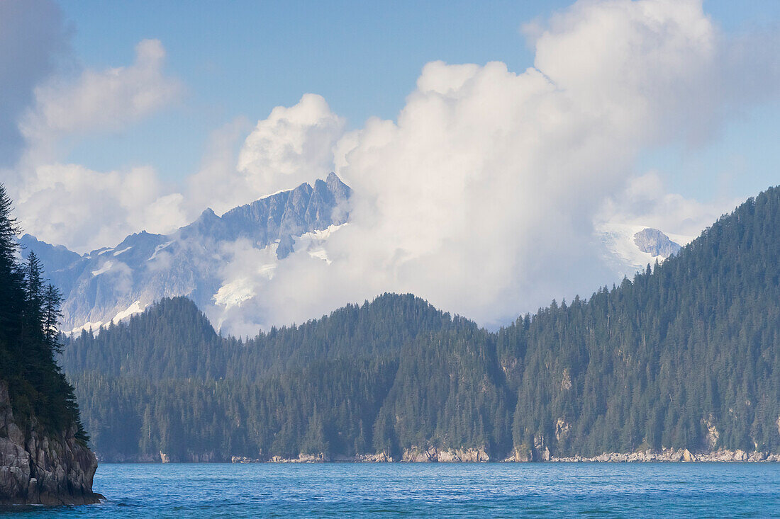 Berge und baumbewachsene Küstenlinie von Inseln in der Resurrection Bay, Seward, Kenai Peninsula Borough, Southcentral Alaska, Alaska, Vereinigte Staaten von Amerika, Nordamerika