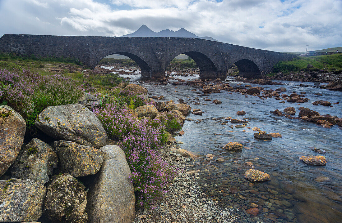 Sligachan Old Bridge und Cuillin Hills, Isle of Skye, Innere Hebriden, Schottland, Vereinigtes Königreich, Europa
