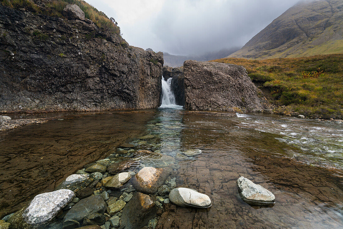 Wasserfall bei Fairy Pools, Isle of Skye, Innere Hebriden, Schottland, Vereinigtes Königreich, Europa