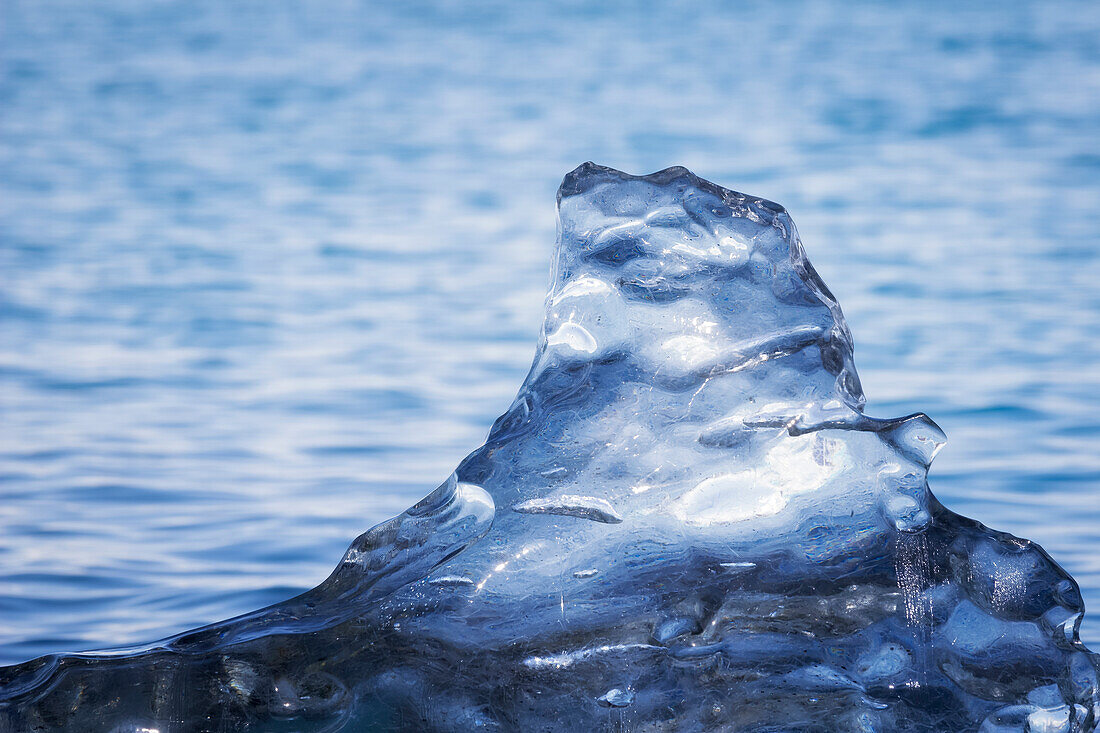 Detail von Eis gegen Meer, Diamantstrand bei Jokulsarlon Gletscherlagune, Island, Polarregionen