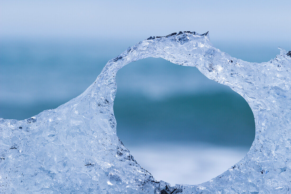 Detail von Eis gegen das Meer, Diamantstrand in der Nähe der Gletscherlagune Jokulsarlon, Island, Polarregionen