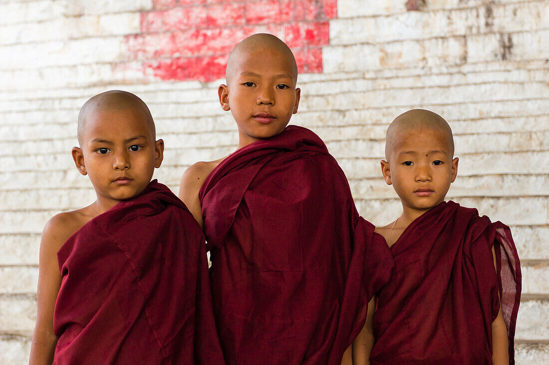 Drei Novizenmönche blicken in die Kamera, Mandalay Hill, Mandalay, Myanmar (Burma), Asien