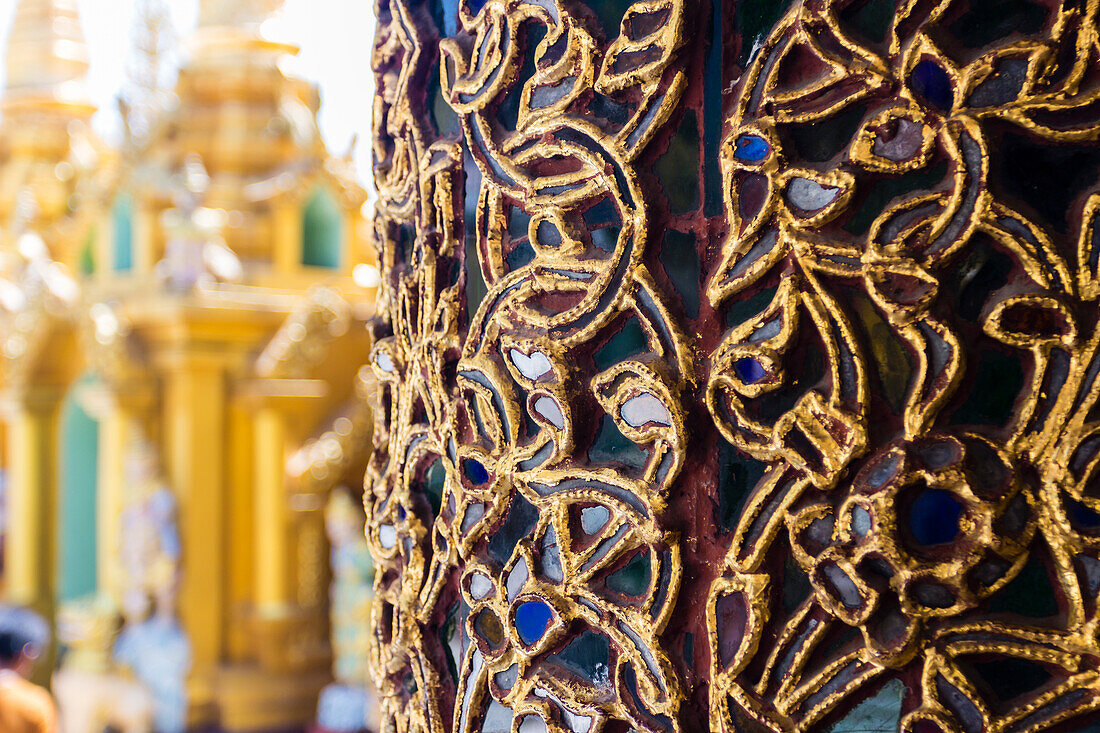 Detail einer verzierten Säule im Inneren eines Tempels, Shwedagon-Pagodenkomplex, Yangon, Myanmar (Birma), Asien