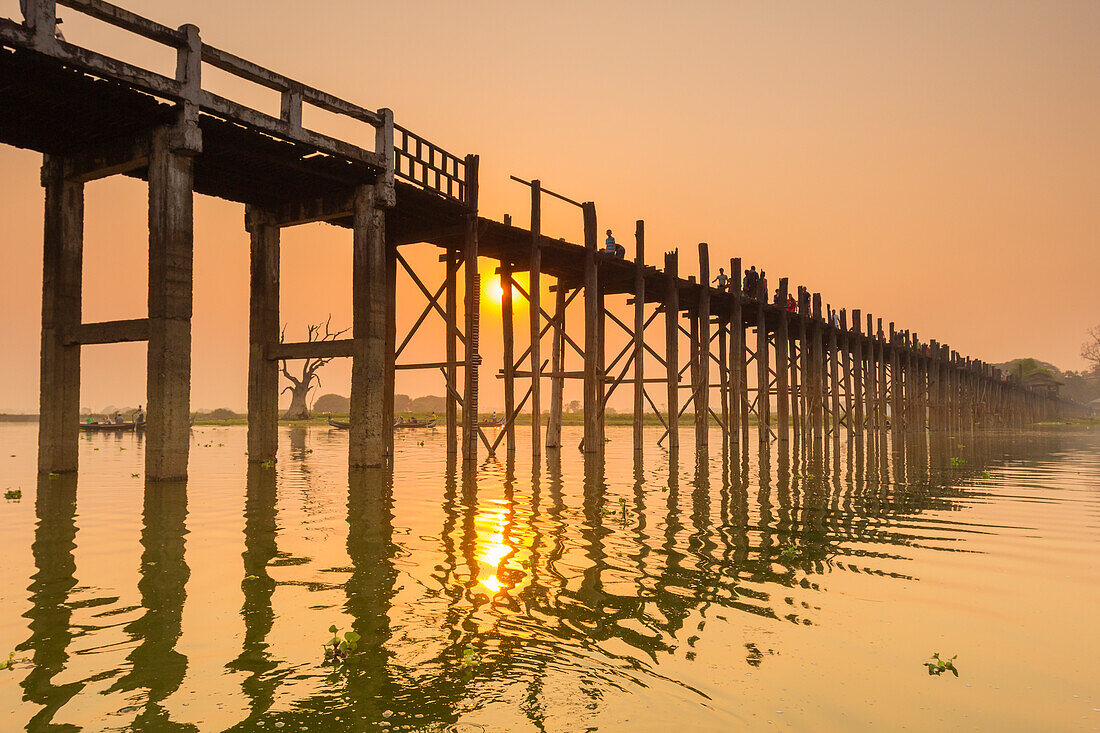 People walking on U-Bein bridge over Taung Tha Man Lake at sunset, Amarapura, Mandalay, Myanmar (Burma), Asia