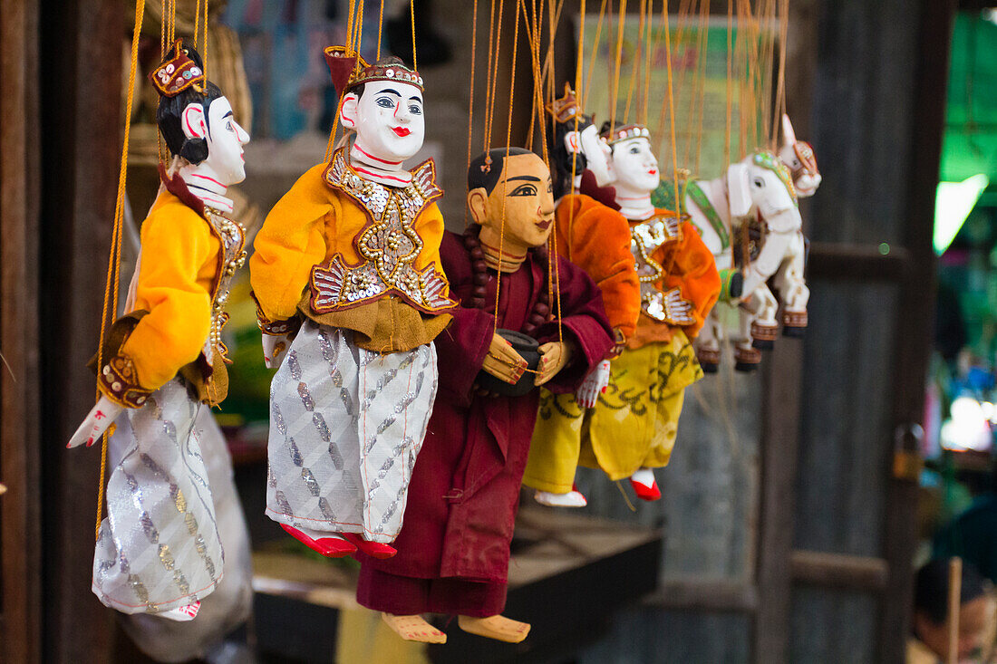 Nahaufnahme einer birmanischen Marionette (Yoke the), die an Schnüren auf dem Markt hängt, Nyaungshwe, Inle-See, Shan-Staat, Myanmar (Birma), Asien