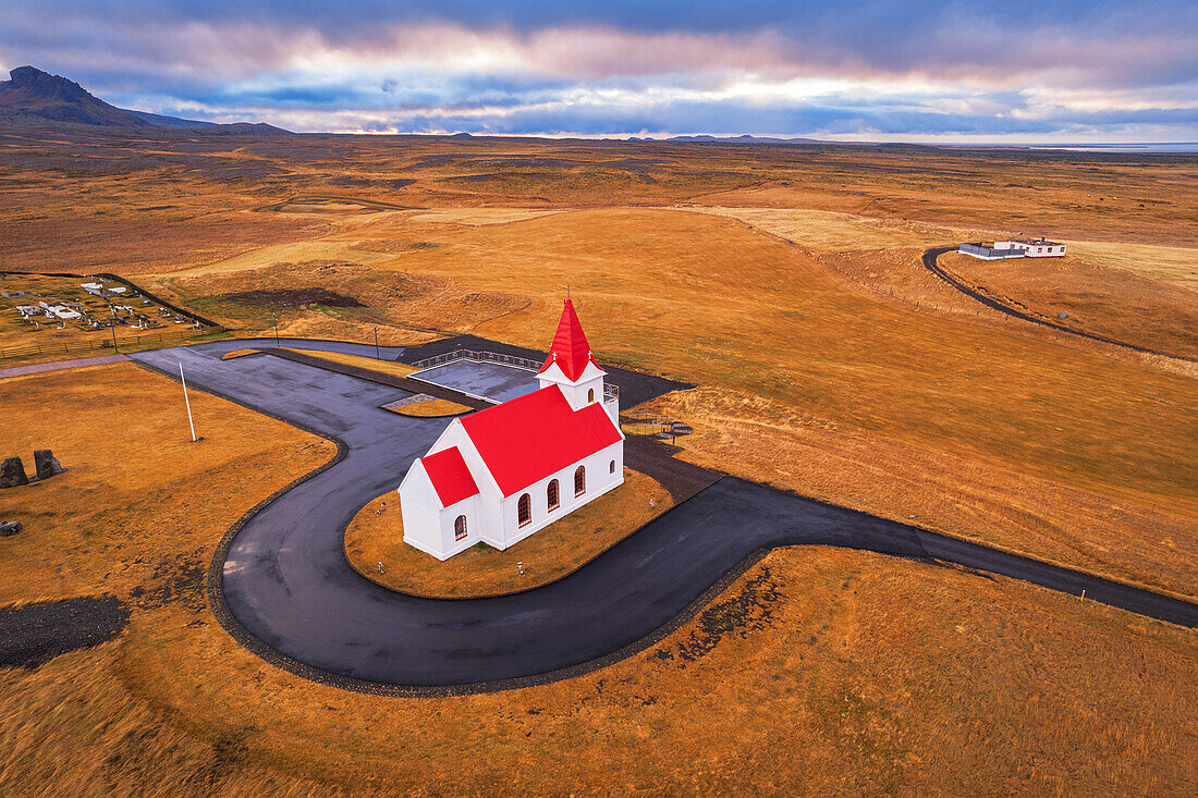 Luftaufnahme der Ingjaldsholl-Kirche in Hellissandur, Snaefellsjokull-Nationalpark, Snaefellsnes-Halbinsel, Vesturland, Westisland, Island, Polarregionen