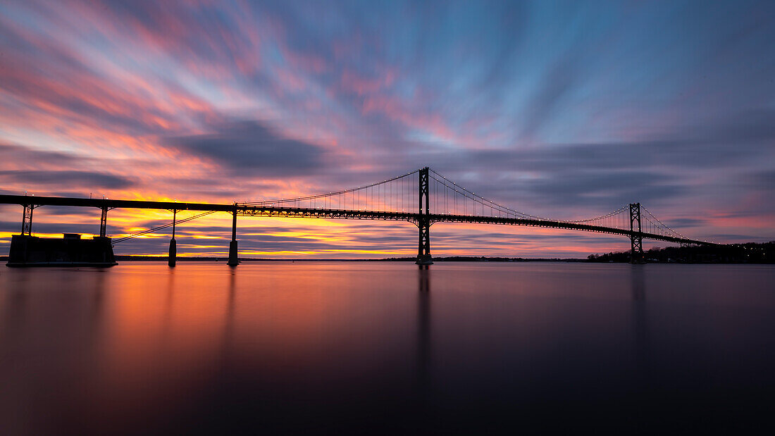 Sonnenuntergang auf der Mount Hope Bridge, Rhode Island, Neuengland, Vereinigte Staaten von Amerika, Nordamerika