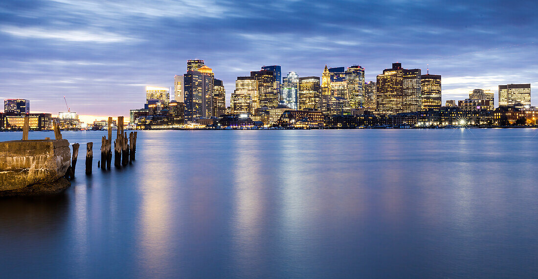 Boston Waterfront in der Abenddämmerung, Boston, Massachusetts, Neuengland, Vereinigte Staaten von Amerika, Nordamerika