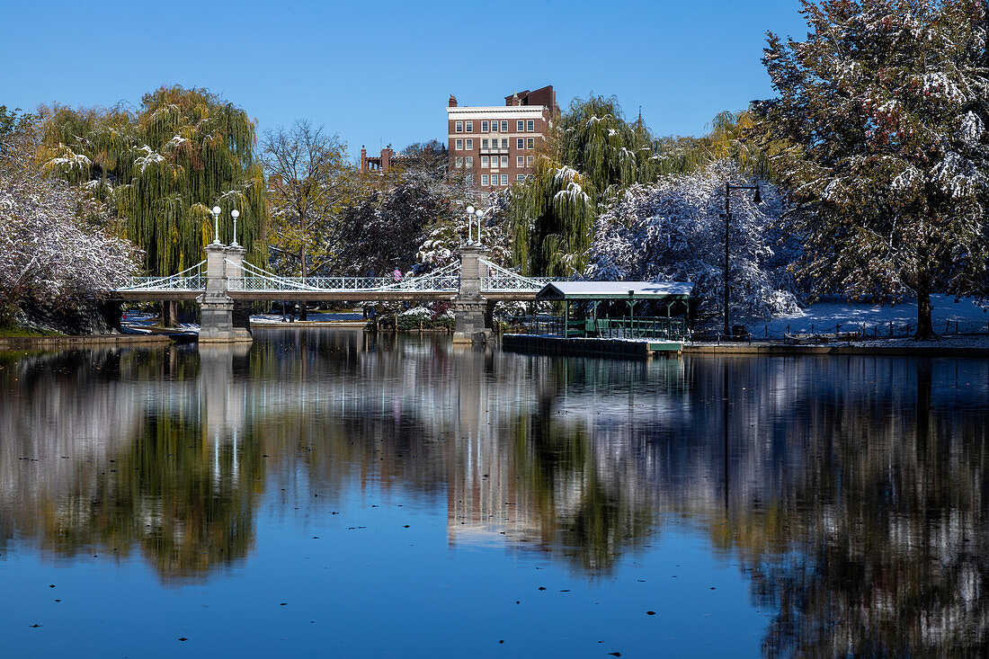 Frühherbstlicher Schnee an der Lagune des Boston Public Garden, Boston, Massachusetts, Neuengland, Vereinigte Staaten von Amerika, Nordamerika