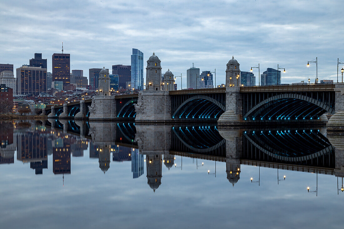 Boston Skyline spiegelt sich im Charles River, Boston, Massachusetts, Neuengland, Vereinigte Staaten von Amerika, Nordamerika