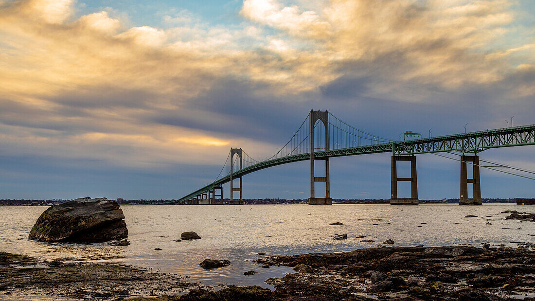 Newport Pell Bridge in der Morgendämmerung, Newport, Rhode Island, Neuengland, Vereinigte Staaten von Amerika, Nordamerika