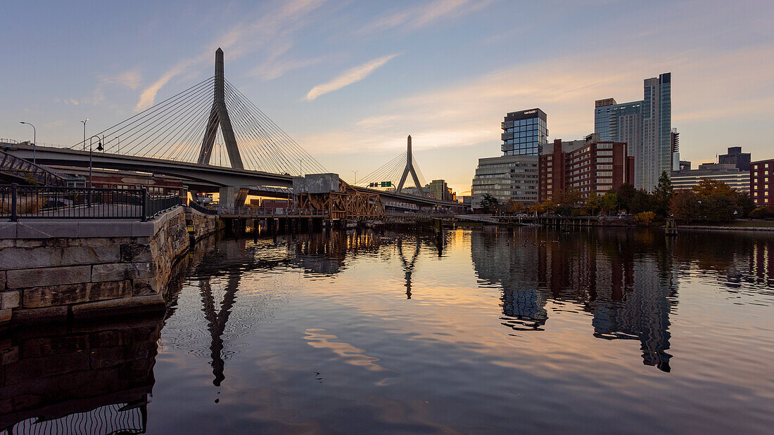 Zakim Bunker Hill Bridge Spiegelung, Boston, Massachusetts, Neuengland, Vereinigte Staaten von Amerika, Nordamerika