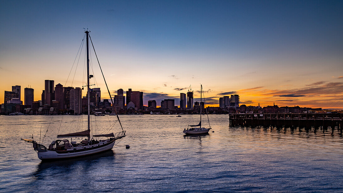 Sonnenuntergang vom East Boston Pier, Boston, Massachusetts, Neuengland, Vereinigte Staaten von Amerika, Nordamerika