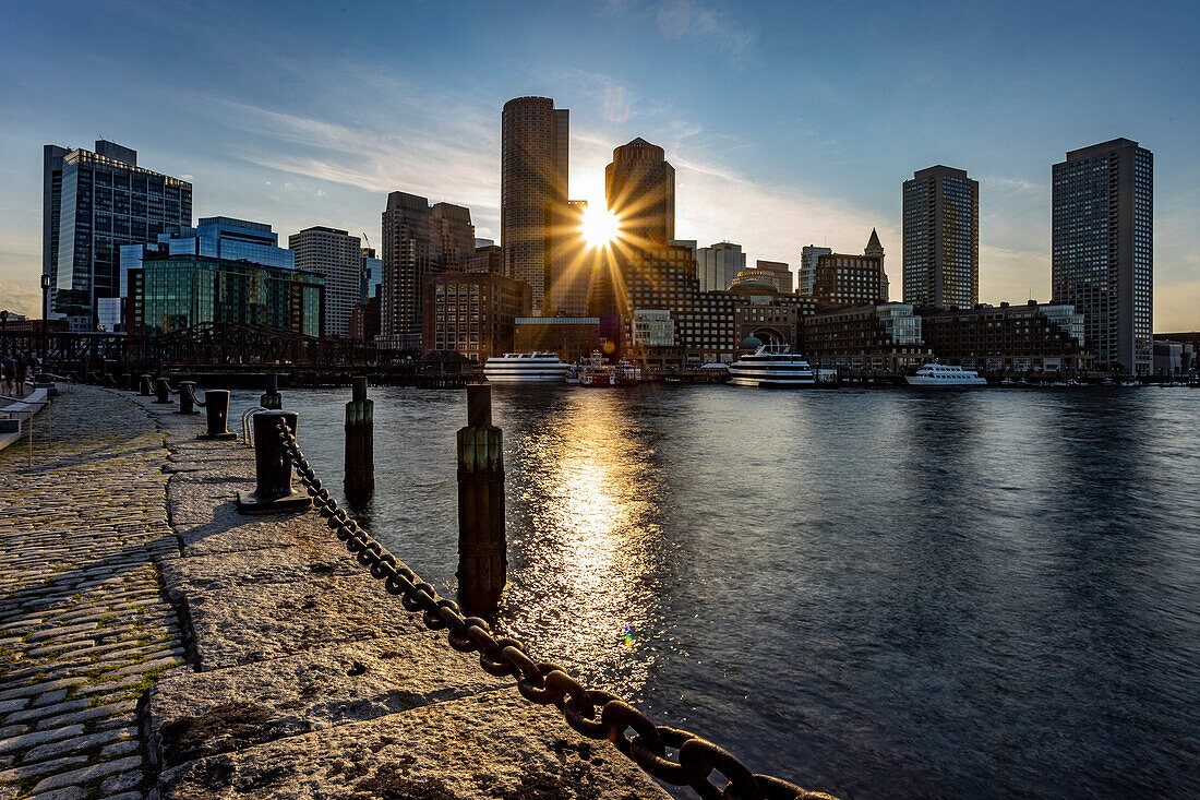 Sonnenaufgang am Fan Pier, Boston Waterfront, Boston, Massachusetts, Neuengland, Vereinigte Staaten von Amerika, Nordamerika
