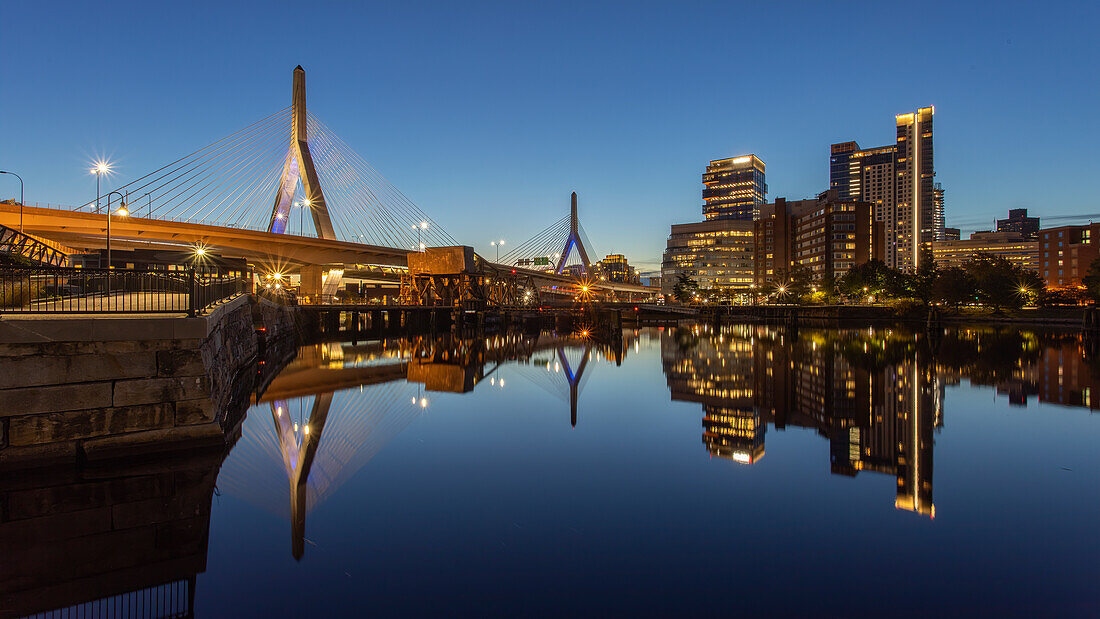 Zakim Bunker Hill Bridge Reflexion, Boston, Massachusetts, Neuengland, Vereinigte Staaten von Amerika, Nordamerika