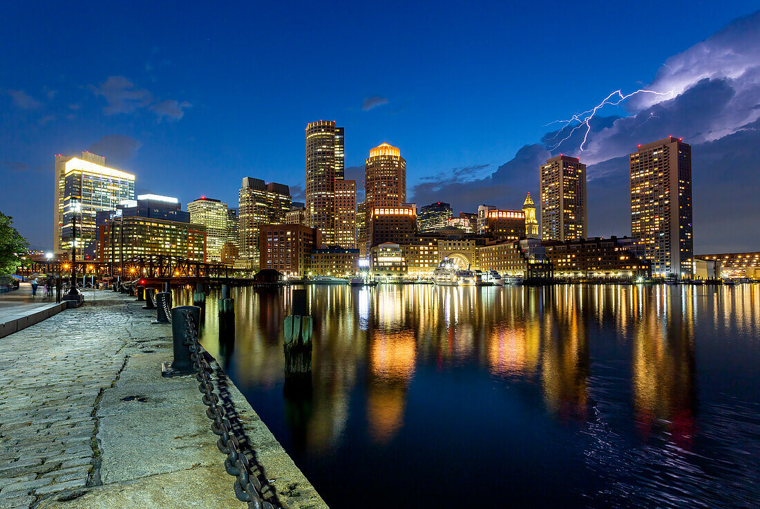 Blitz über Boston Waterfront, Boston, Massachusetts, Neuengland, Vereinigte Staaten von Amerika, Nordamerika