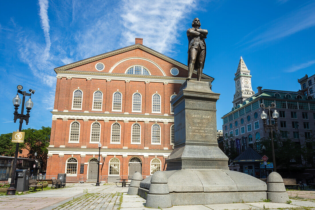 Boston Faneuil Hall mit Samuel Adams Statue, Boston, Massachusetts, Neuengland, Vereinigte Staaten von Amerika, Nordamerika
