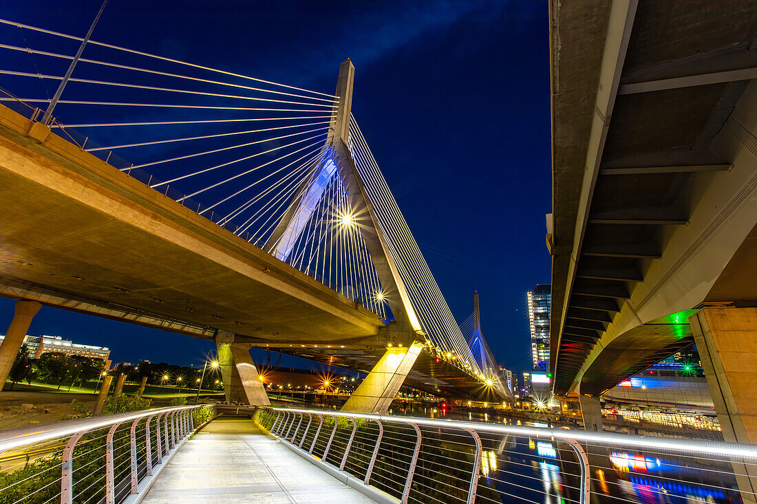 Blick unter der Zakim Bunker Hill Bridge, Boston, Massachusetts, Neuengland, Vereinigte Staaten von Amerika, Nordamerika