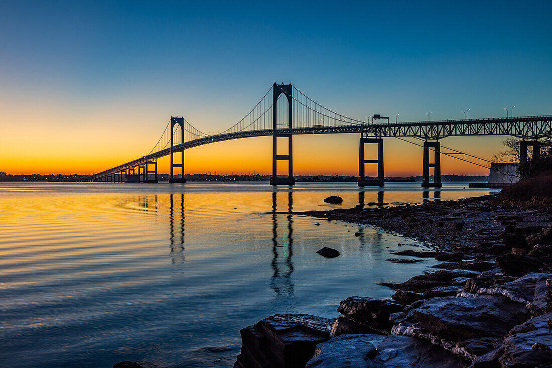 Newport Pell Bridge bei Sonnenaufgang, Rhode Island, Neuengland, Vereinigte Staaten von Amerika, Nordamerika