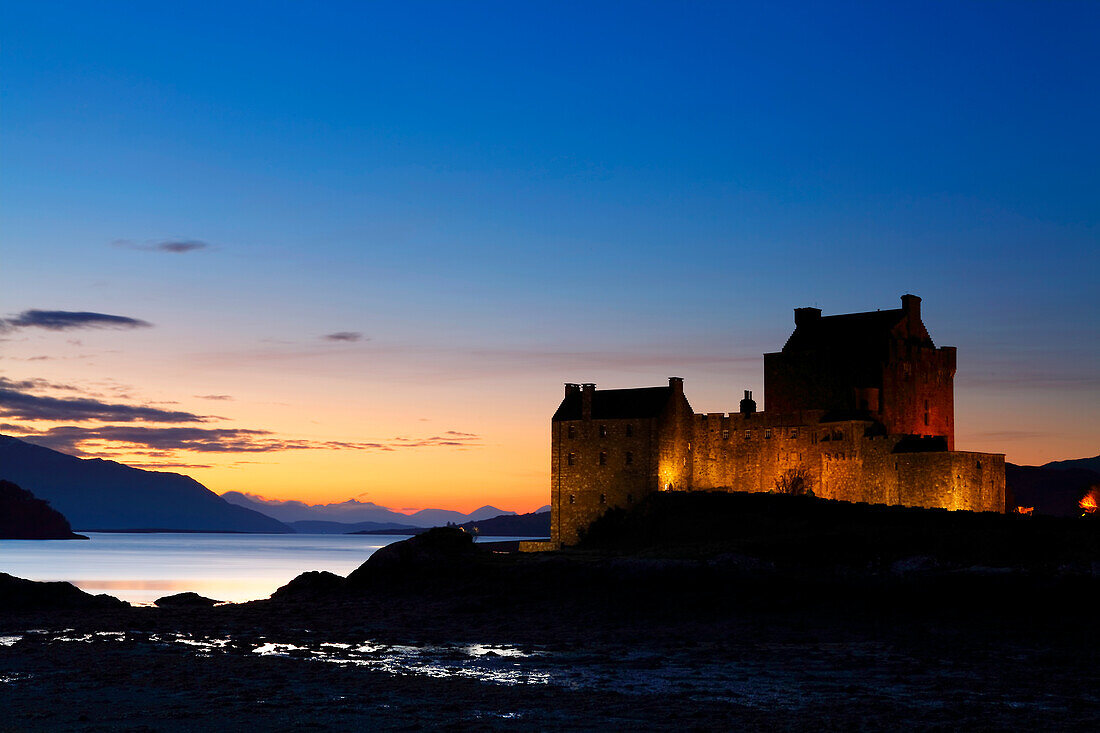Eilean Donan Castle in der Abenddämmerung, Loch Duich, Highland Region, Schottland, Vereinigtes Königreich, Europa