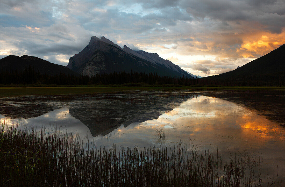 Mount Rundle und Vermillion Lakes, Banff National Park, UNESCO-Weltkulturerbe, Alberta, Rocky Mountains, Kanada, Nordamerika