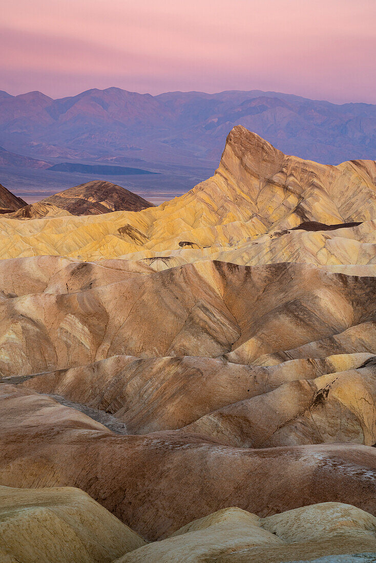 Manly Beacon Felsformation am Zabriskie Point in der Morgendämmerung, Death Valley National Park, Kalifornien, Vereinigte Staaten von Amerika, Nordamerika