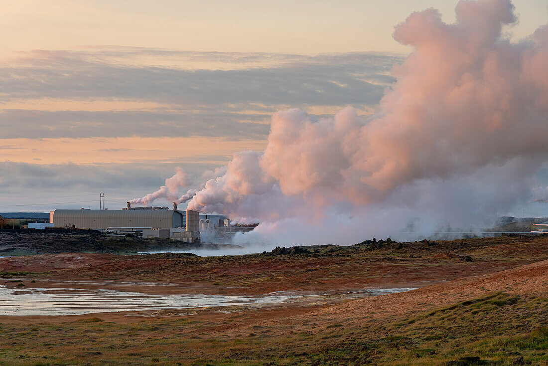 Geothermisches Kraftwerk Reykjanes und rauchende Fumarole bei der heißen Quelle Gunnuhver, Halbinsel Reykjanes, Island, Polarregionen