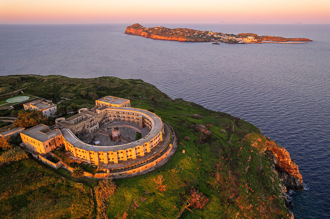 Das Gefängnis auf der Spitze der Insel Santo Stefano mit Ventotene im Hintergrund, Pontinische Inseln, Provinz Latina, Latium, Italien, Europa