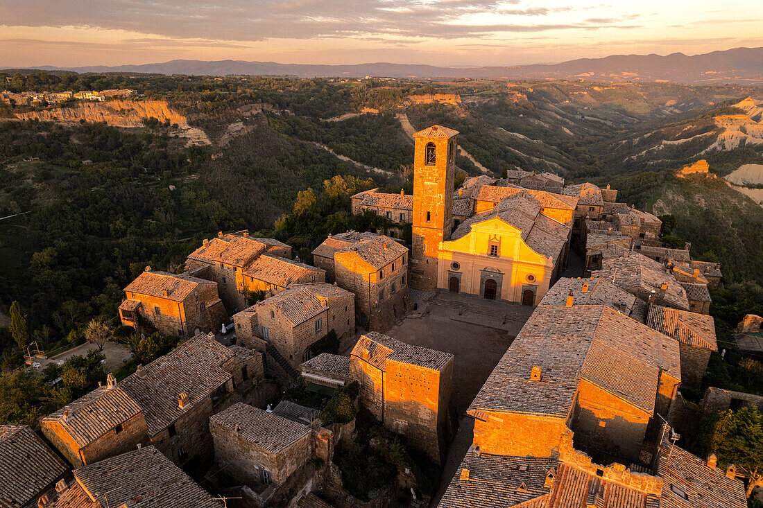 Blick auf das historische Zentrum des mittelalterlichen Dorfes Civita di Bagnoregio bei Sonnenuntergang, Provinz Viterbo, Latium (Lazio), Italien, Europa.