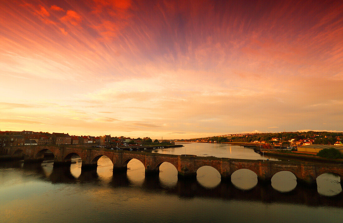 Alte Brücke bei Sonnenaufgang, Berwick-upon-Tweed, Northumberland, England, Vereinigtes Königreich, Europa