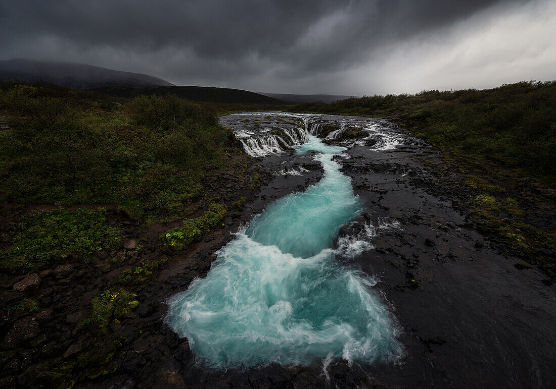 Der leuchtend blaue Bruarfoss-Wasserfall im Süden Islands, Polarregionen