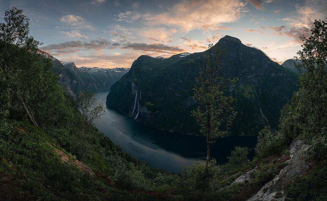 Sonnenuntergang in einem der schönsten Fjorde Südnorwegens, Geirangerfjord, UNESCO-Welterbe, Norwegen, Skandinavien, Europa