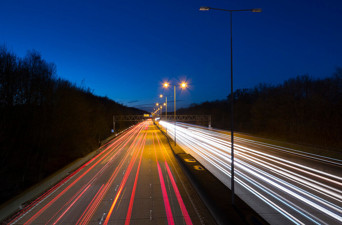 Autobahn M25 in der Abenddämmerung, England, Vereinigtes Königreich, Europa