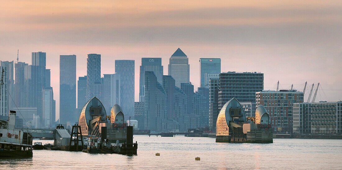 Canary Wharf, Docklands, und die Themse-Sperre, London, England, Vereinigtes Königreich, Europa