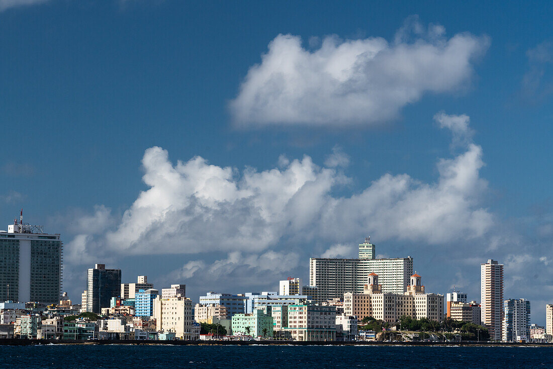 Blick auf die moderne Küste von Havanna vom Meer aus, Havanna, Kuba, Westindien, Karibik, Mittelamerika