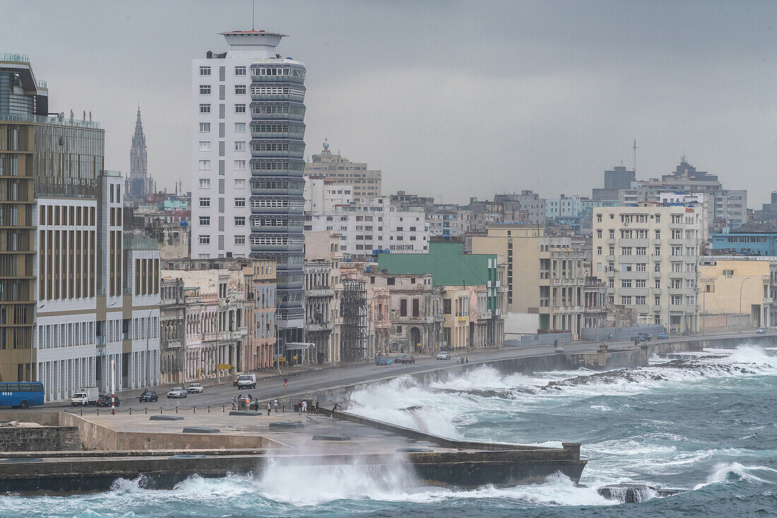 Sturmwellen schlagen gegen die Uferpromenade Malecon mit ihren verblassten prächtigen Stuckhäusern am Malecon, Havanna, Kuba, Westindien, Karibik, Mittelamerika