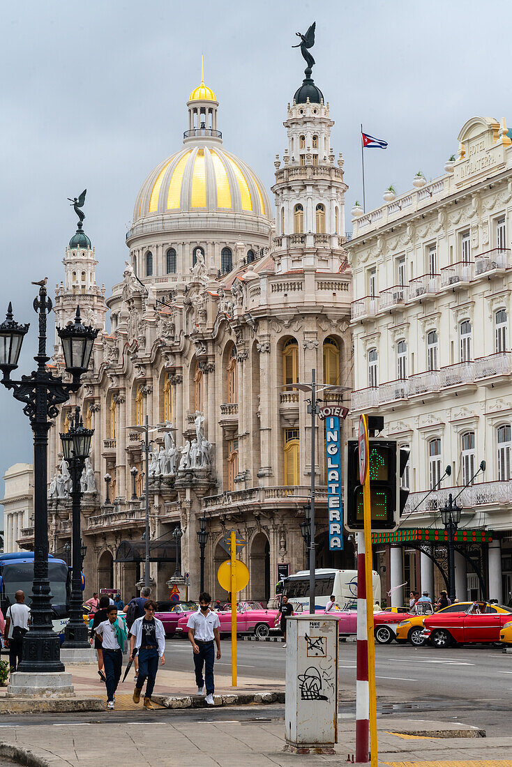 Straßenszene, Hotel Inglaterra mit Capitolio-Kuppel im Hintergrund, Zentral-Havanna, Kuba, Westindien, Karibik, Mittelamerika