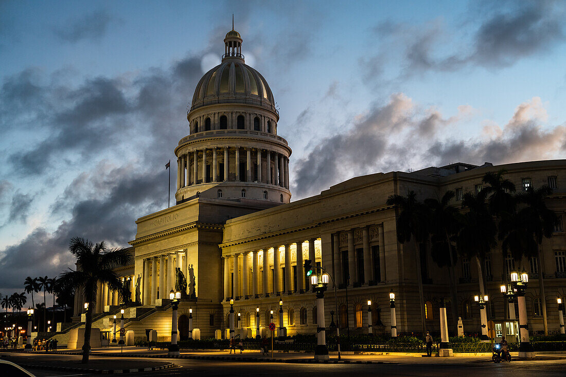 El Capitolio bei Nacht beleuchtet, ehemaliges Kongressgebäude aus den 1920er Jahren, Havanna, Kuba, Westindische Inseln, Karibik, Mittelamerika