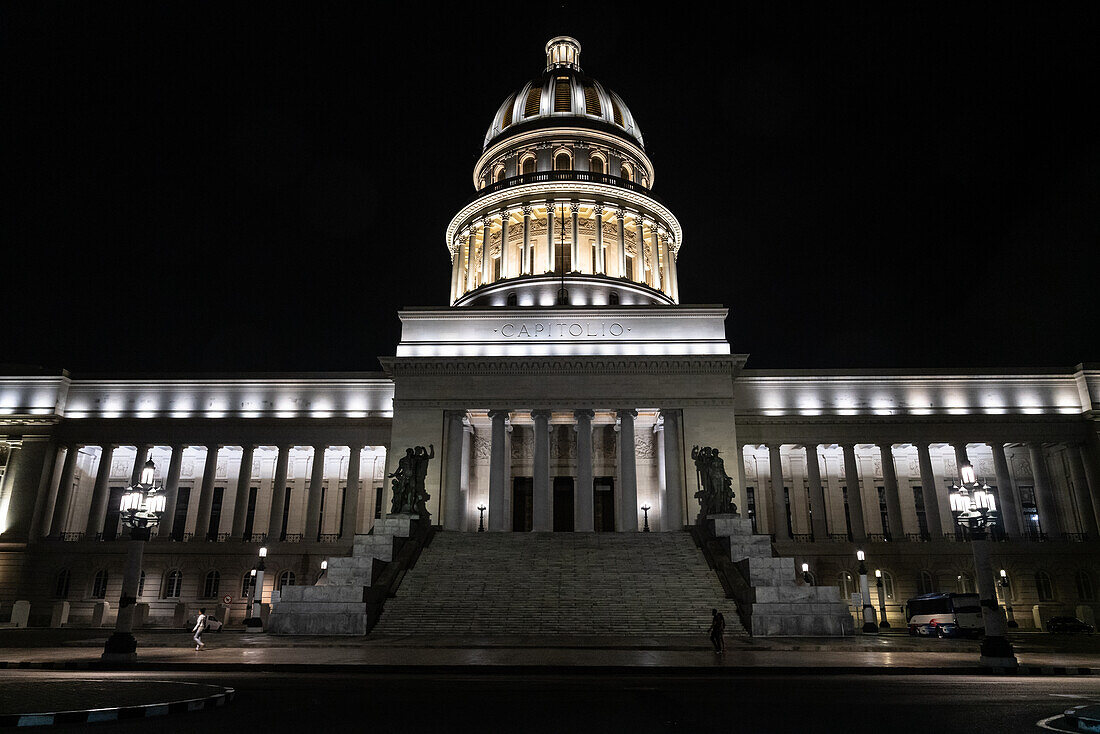 El Capitolio bei Nacht beleuchtet, ehemaliges Kongressgebäude aus den 1920er Jahren, Havanna, Kuba, Westindische Inseln, Karibik, Mittelamerika