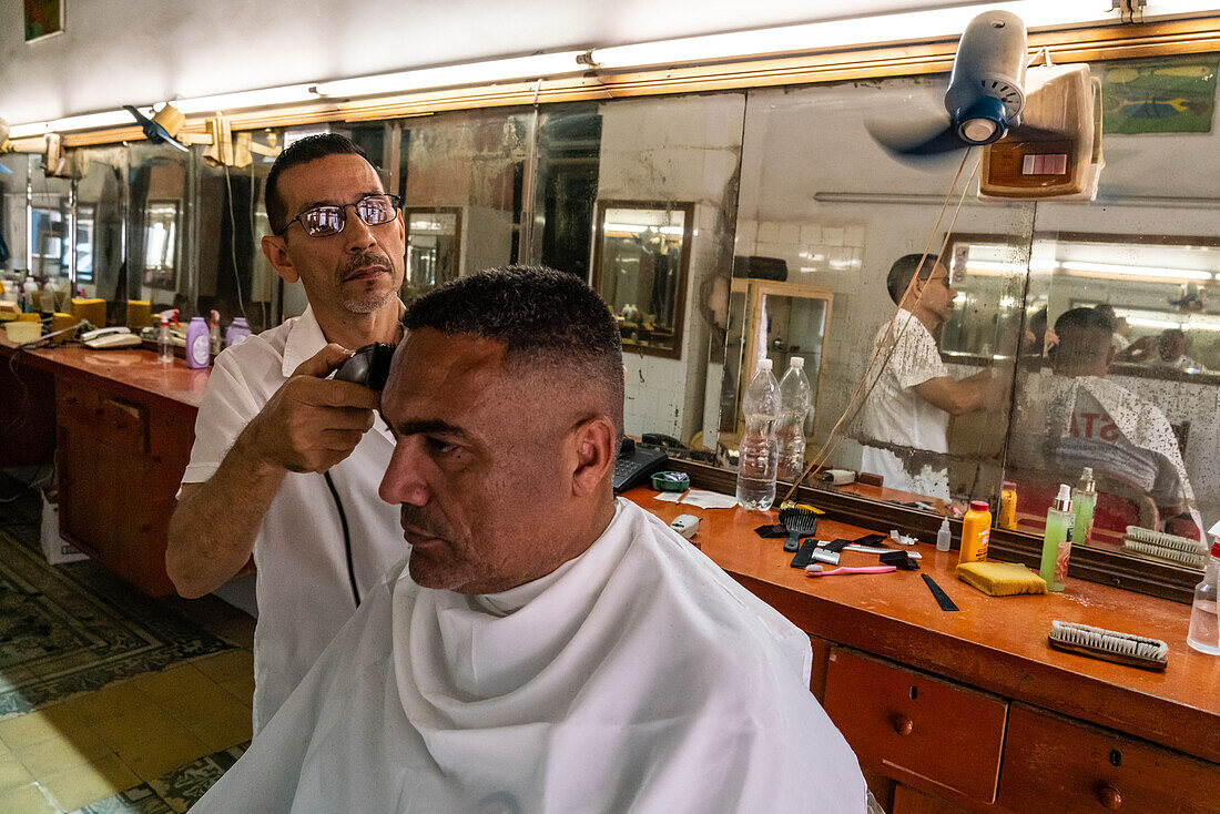 Kubaner beim Haarschnitt, Alt-Havanna, Kuba, Westindien, Karibik, Mittelamerika