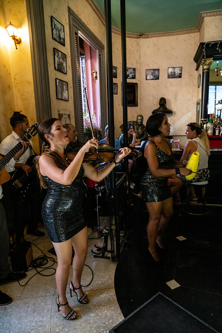 Die Salsa-Band in voller Fahrt, einschließlich Geigerinnen, El Floridita Bar, ein Treffpunkt von Hemingway, Havanna, Kuba, Westindien, Karibik, Mittelamerika