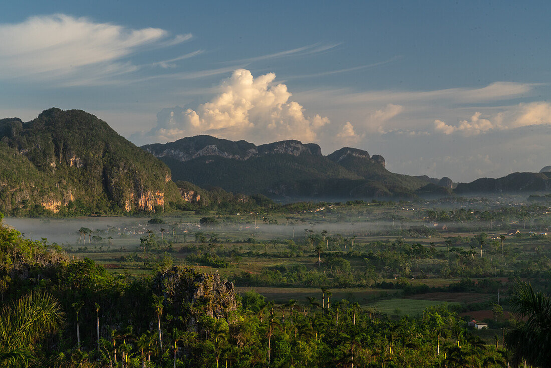 Val de Vinales, UNESCO-Weltkulturerbe, früher Morgennebel, Vinales, Kuba, Westindien, Karibik, Mittelamerika