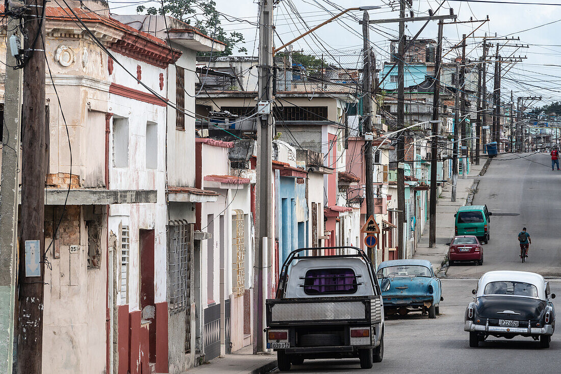 Ein Dschungel von Telefonleitungen in einer Straße hinter den Docks, Regla, Havanna, Kuba, Westindien, Karibik, Mittelamerika