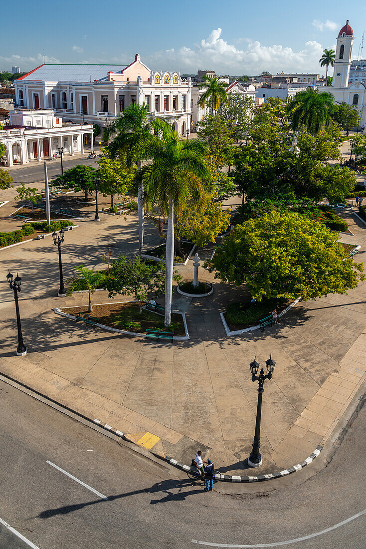 Luftaufnahme des Parque Jose Marti mit plaudernden Männern an einem Laternenpfahl, Cienfuegos, UNESCO-Weltkulturerbe, Kuba, Westindien, Karibik, Mittelamerika