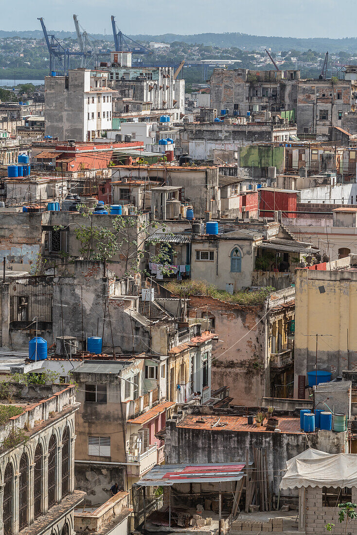 Luftaufnahme über Alt-Havanna mit Hafenkränen im Hintergrund, Havanna, Kuba, Westindische Inseln, Karibik, Mittelamerika