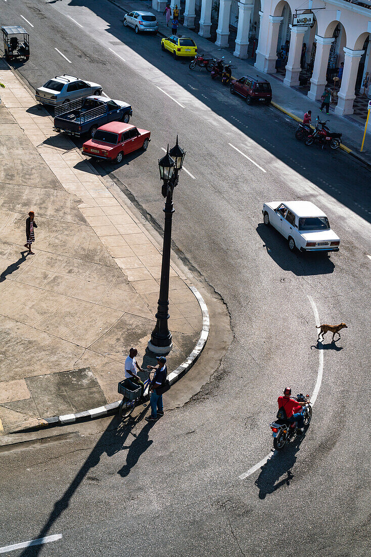 Luftaufnahme des Hauptplatzes mit einem Hund, der ahnungslos die Straße überquert, Cienfuegos, Kuba, Westindische Inseln, Karibik, Mittelamerika