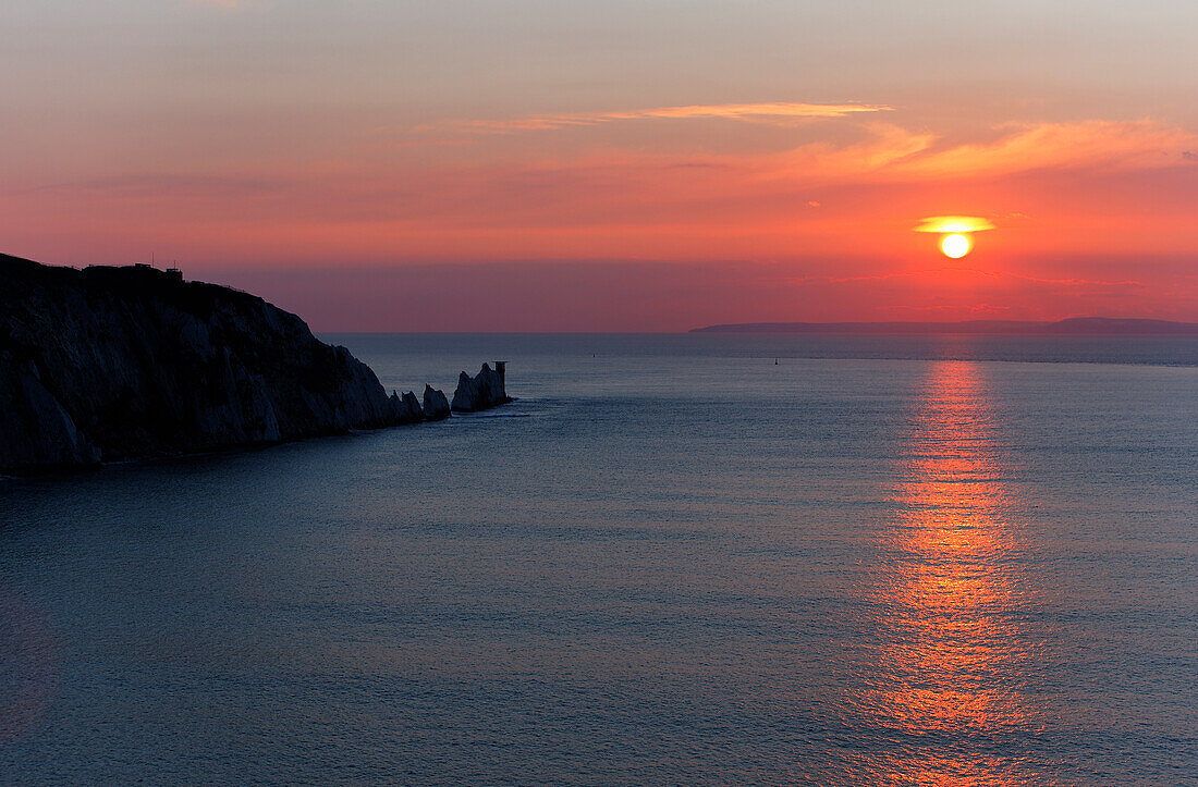 Sonnenuntergang über den Needles von der Alum Bay, Isle of Wight, England, Vereinigtes Königreich, Europa