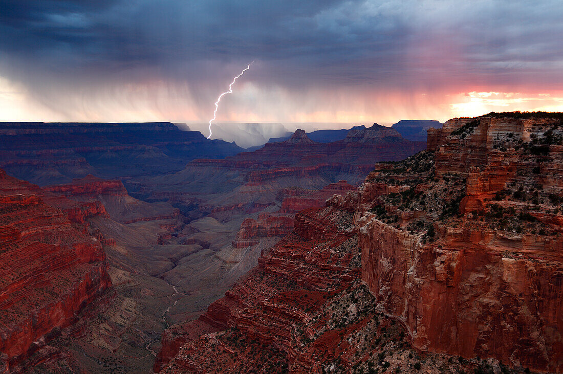 Blitzschlag über dem Südrand des Grand Canyon vom Cape Royal, Nordrand, Grand Canyon National Park, UNESCO Weltkulturerbe, Arizona, Vereinigte Staaten von Amerika, Nordamerika